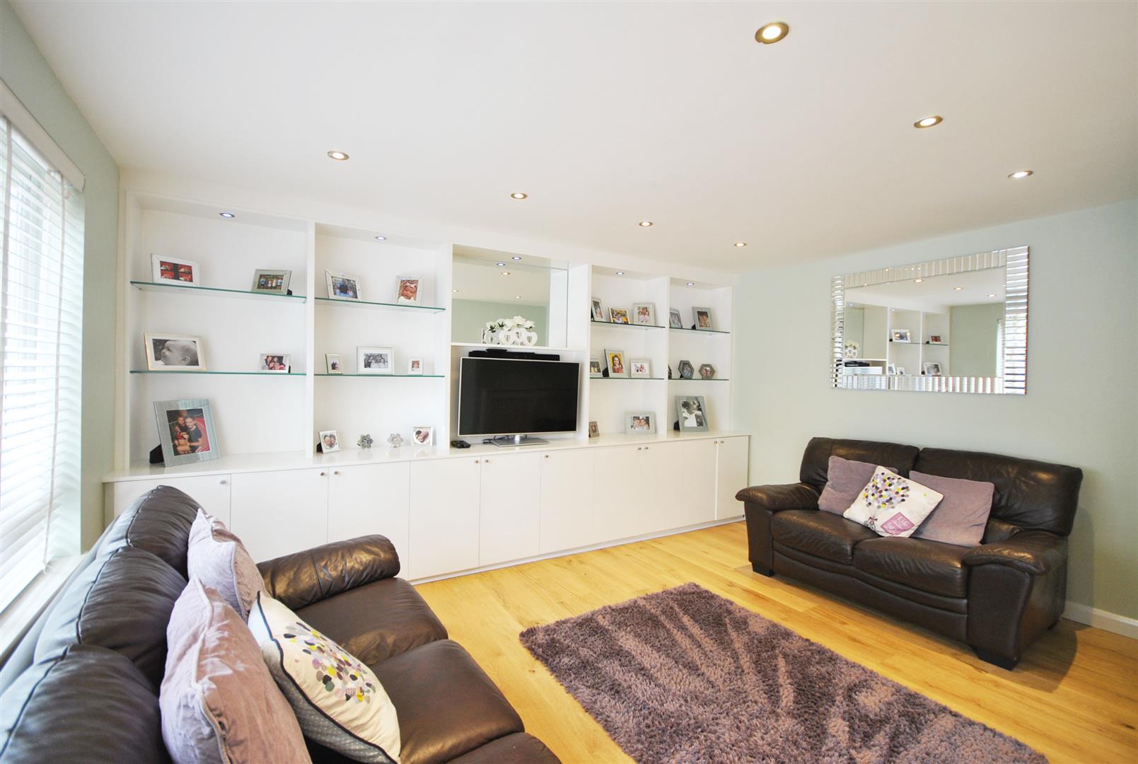 3 Bedrooms, House - End Terrace